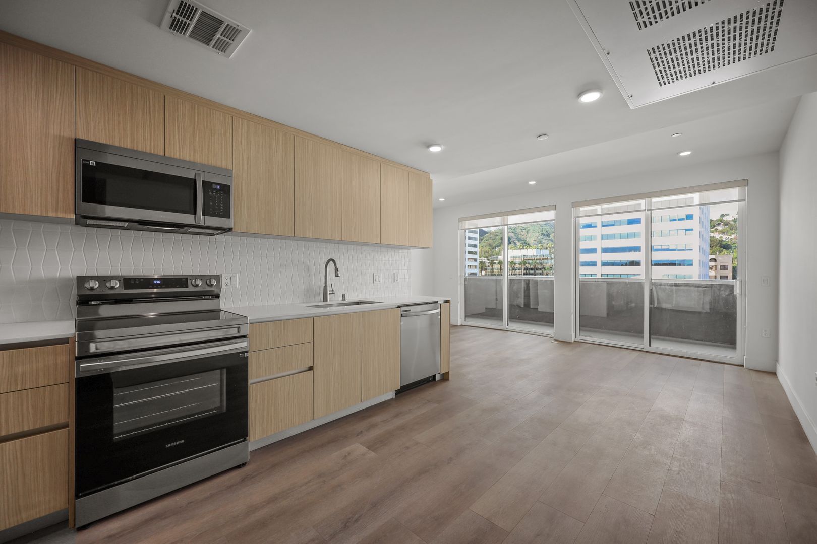 Los Angeles Apartment: 7050 Hawthorn Ave.