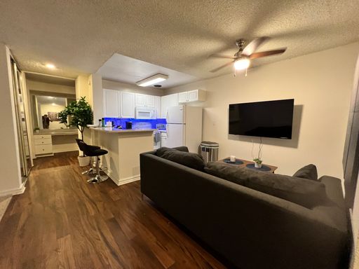 Luxurious Coliving in Culver City: Private Suite in Furnished 3BR Apartment with Resort-Style Amenities! – photo 1