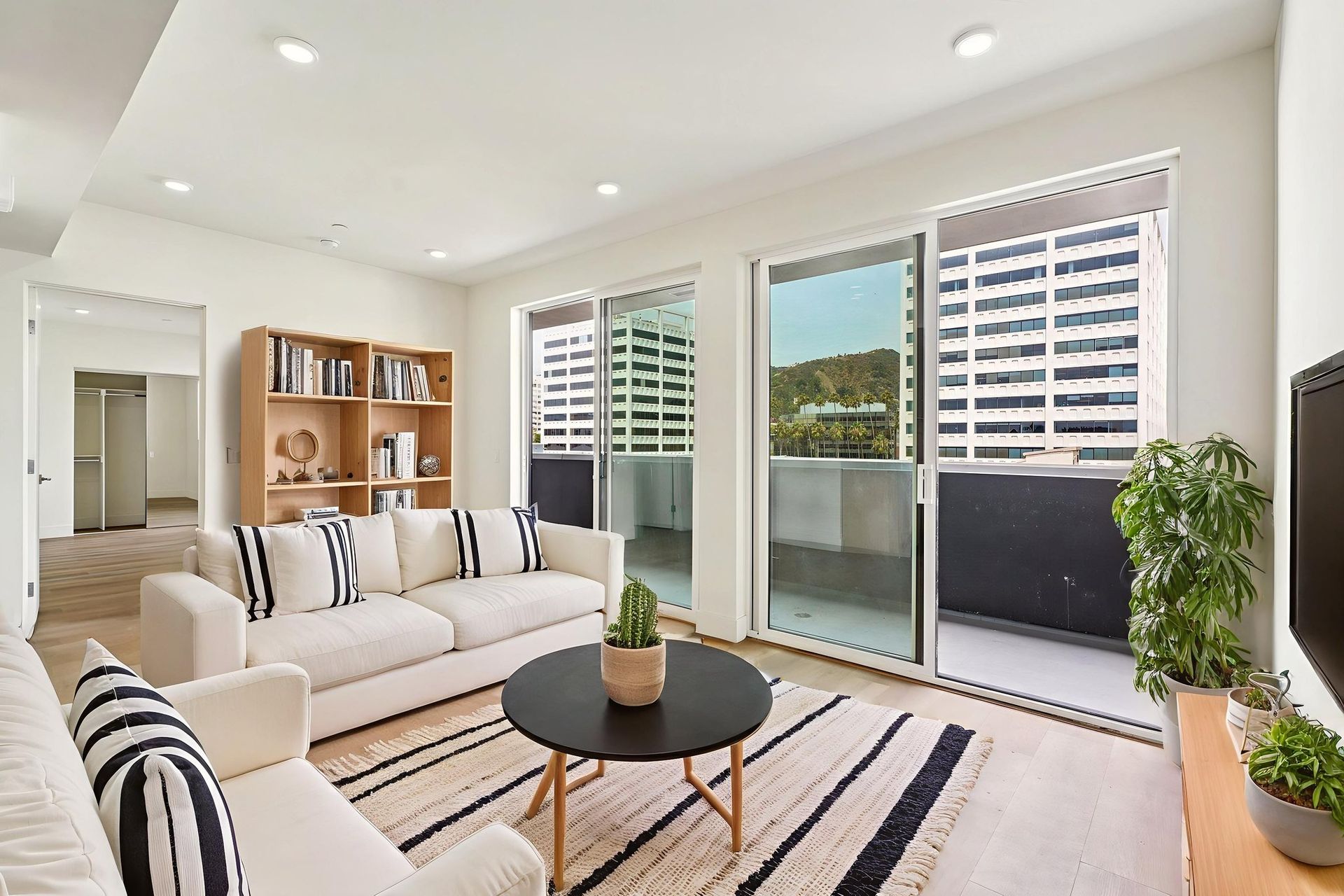 Los Angeles Apartment: 7050 Hawthorn Ave.