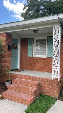Great ECU home for 2 or 3 people. Big backyard and deck. – photo 1