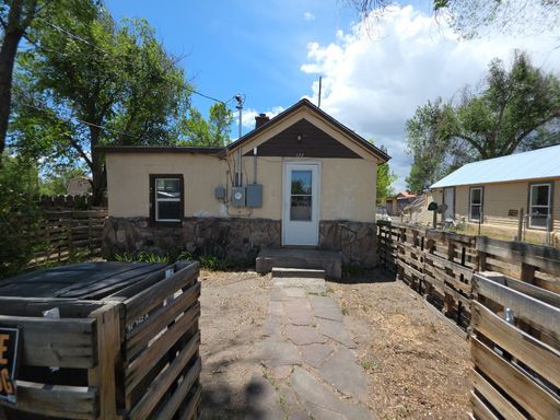 2 Bedroom, 1 Bathroom Home!