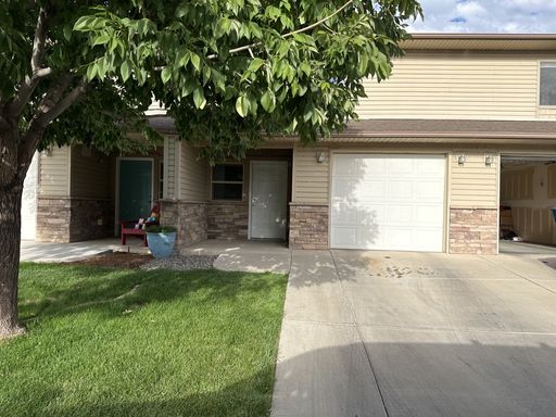 3 Bedroom, 2.5 Bathroom Townhome – photo 1