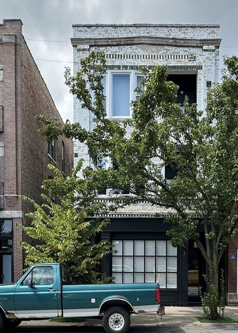 Chicago Apartment: 908 N California Ave