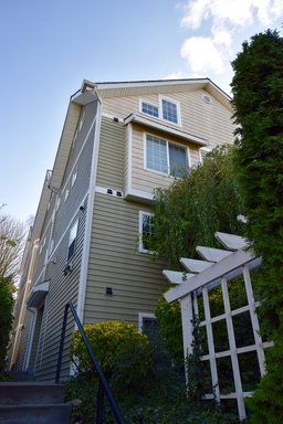 Top Floor Room w/ Hardwoods and Private Bathroom! – photo 1