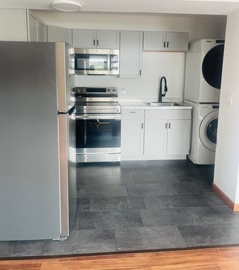 Beautiful 1 Bedroom Apartment- Washer/Dryer Included!