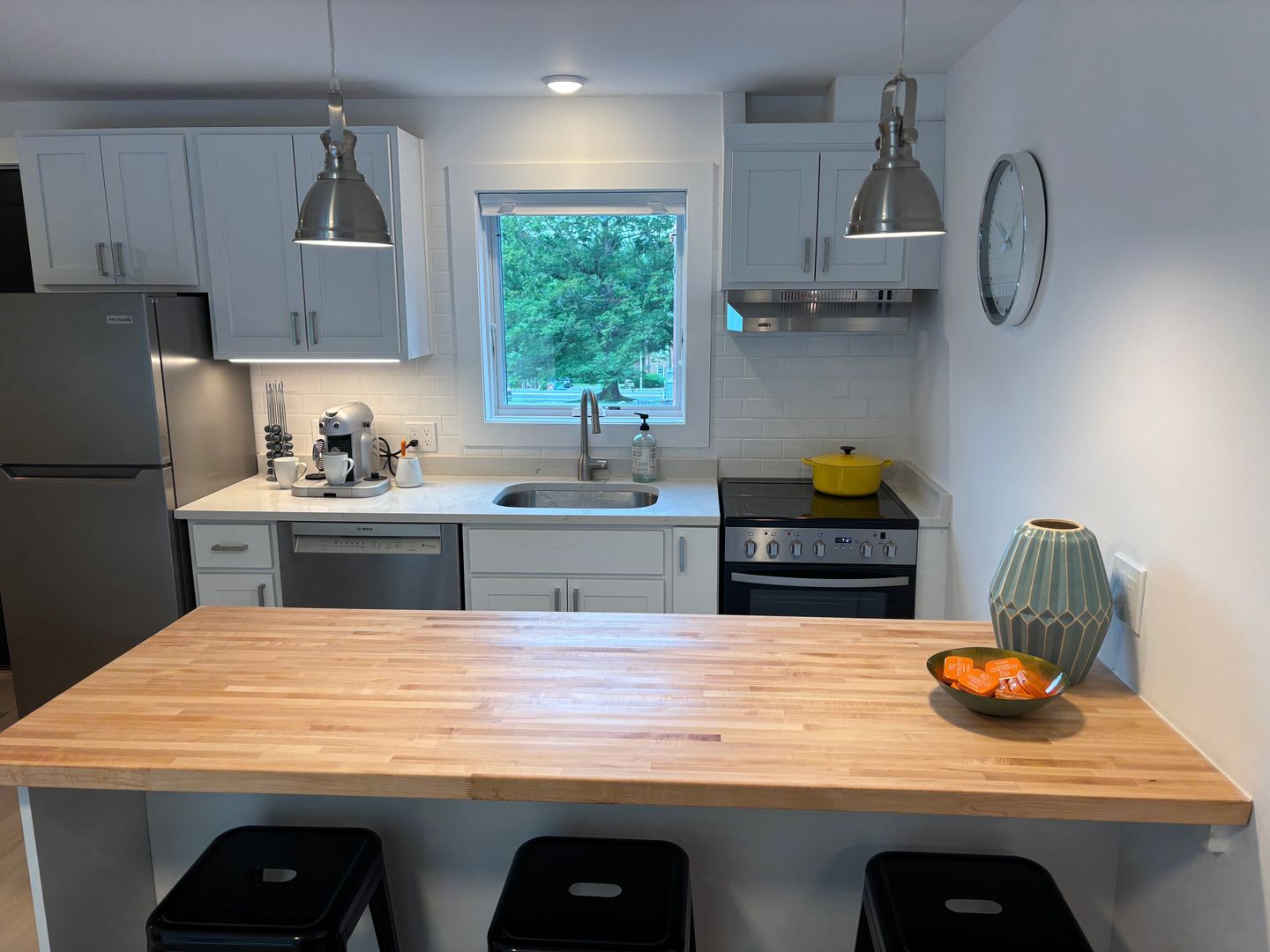 Lee Apartment: 200 Laurel Street