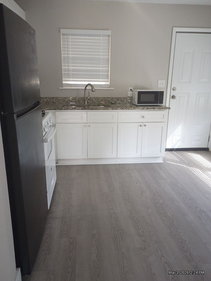 Thomson Apartment: 104 White Oak Ext