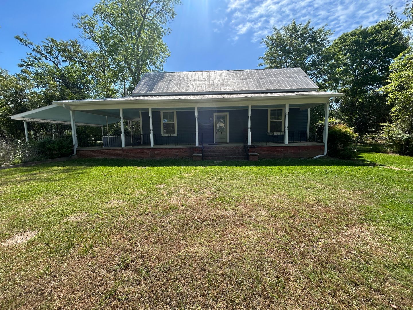 Washington House: 107 S Pecan St