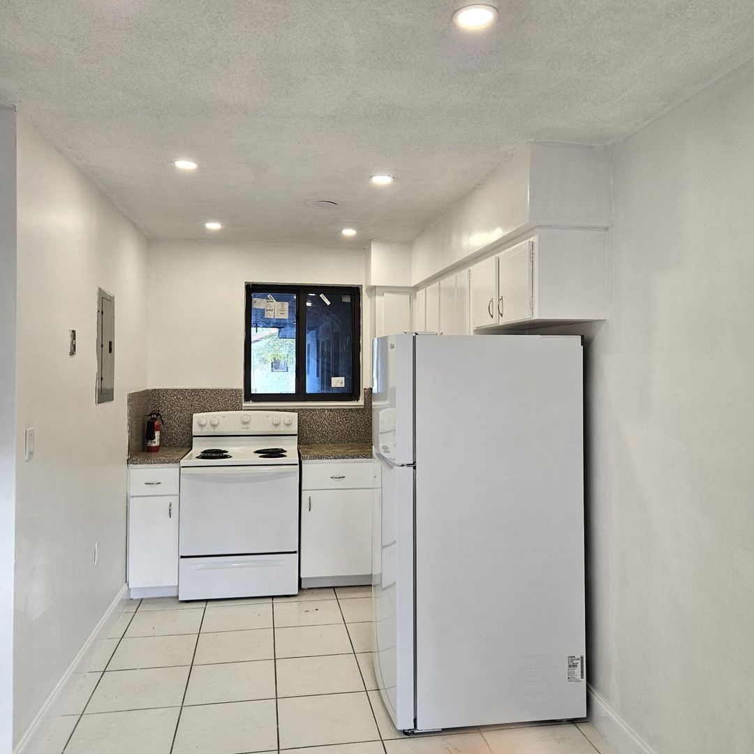 North Miami Beach Apartment: 17150 NE 23rd Avenue