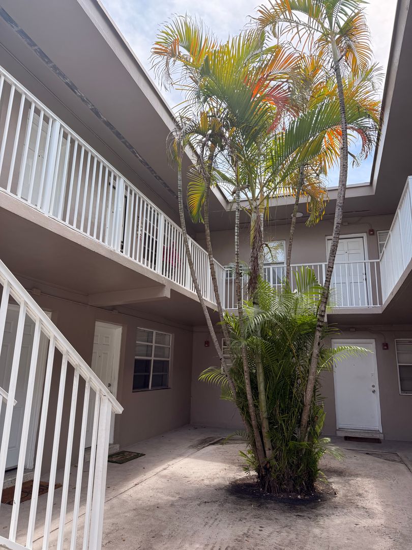 North Miami Beach Apartment: 17031 NE 21st Avenue