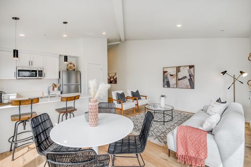 Cozy Top Floor 1 Bedroom w/ Vaulted Ceilings! – photo 1