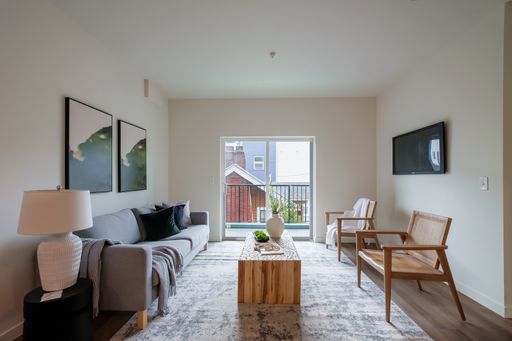 Gorgeous 2-Bedroom with AC! Available in September! – photo 1