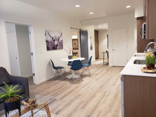 Gorgeous Corner Unit with Large Windows and Balcony!! 2 Weeks Free Rent! – photo 1
