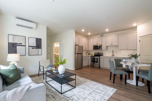Top Floor One Bedroom - In-Unit Washer/Dryer & AC! – photo 1