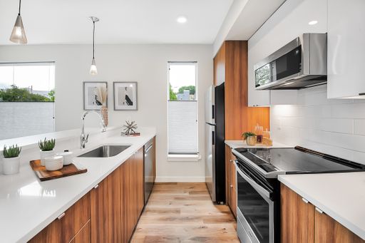 Open Concept and Spacious 2 Bed / 1.5 Bath Available – photo 1