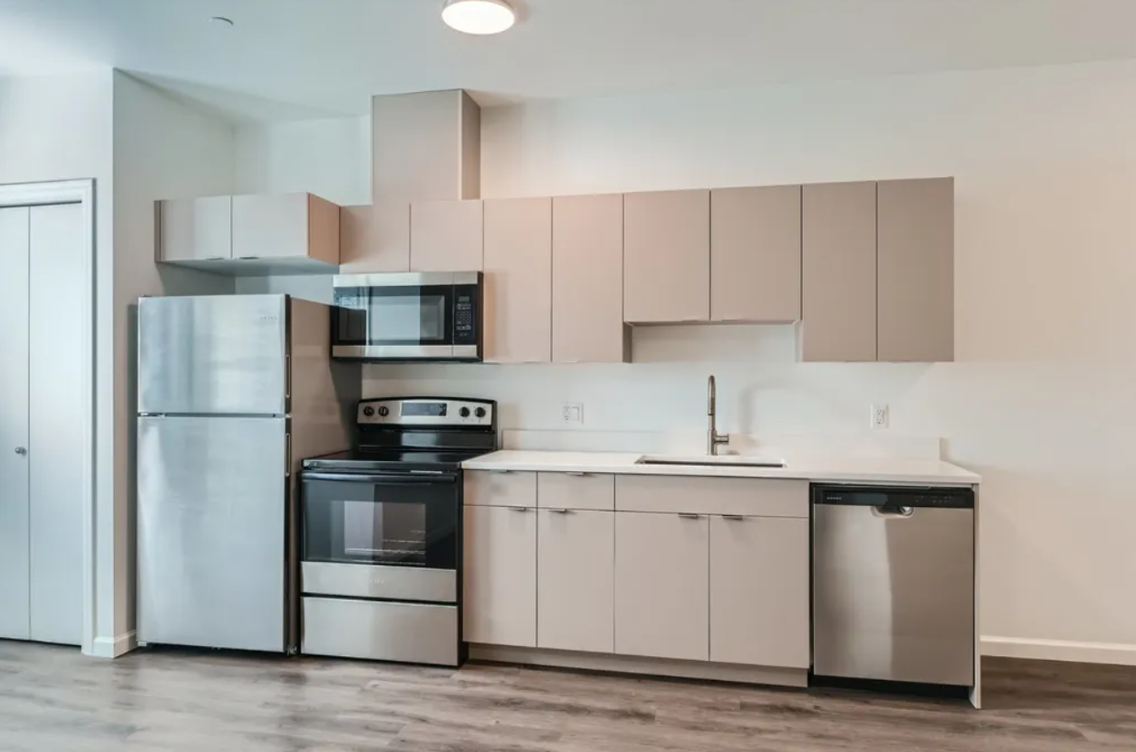 One Bed One Bath! Ready Now - 2 weeks FREE rent! AC, Secure entry,  and W/D in unit! 