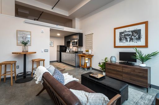 8 Weeks Free Rent! Stylish Pet-Friendly studio! – photo 1