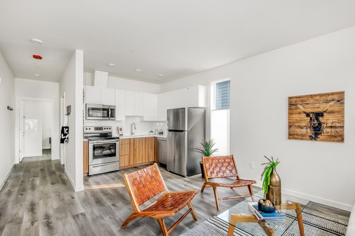 One Bedroom Top Floor One Bedroom! 4 Weeks Free Rent! – photo 1