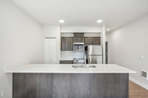 Live Comfortably in NE Portland | Stylish Studio with In-Unit Laundry – photo 1