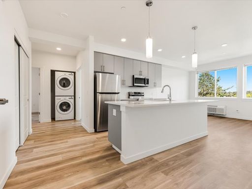 Top Floor 1 Bedroom with In-Home A/C & Washer/Dryer | Spacious Layout + Private Balcony – photo 1