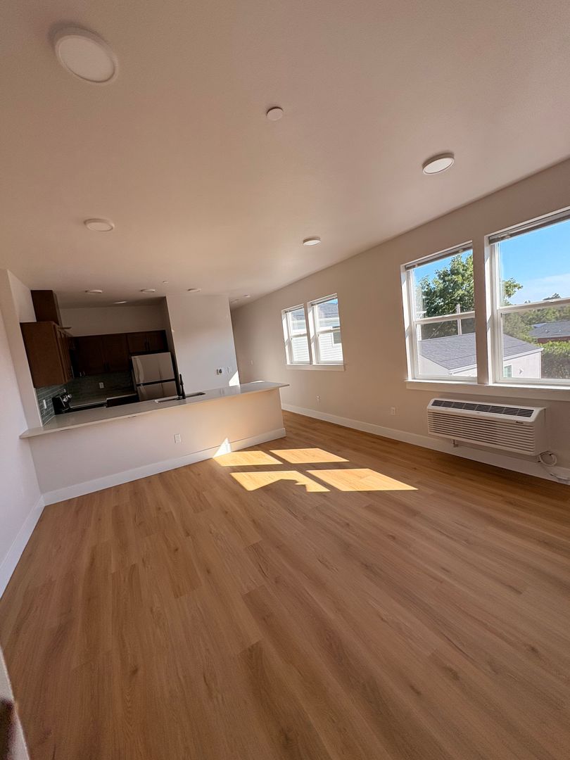 Portland Apartment: 4381 NE Prescott Street