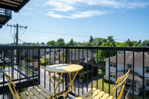 Elevate Your Lifestyle in This Top-Floor North Portland Studio – photo 1