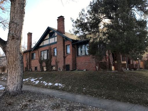 AVAILABLE: Unique Studio, Hardwood Floors, Storage, Great Location! – photo 1