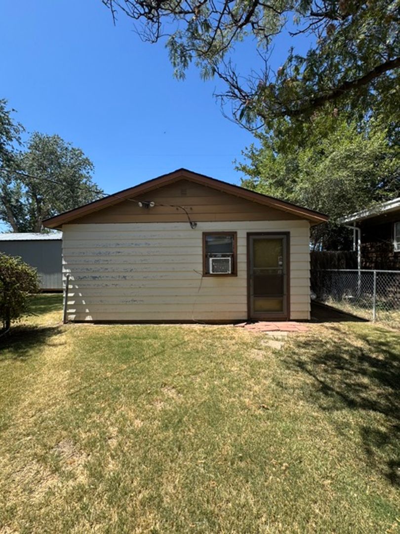 Amarillo House: 4312 Hayden St. Backhouse