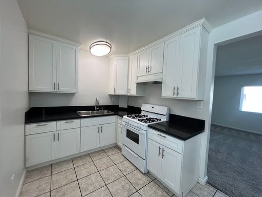 2 Bedroom / 1 Bathroom Apartment For Rent in Hawthorne – photo 1