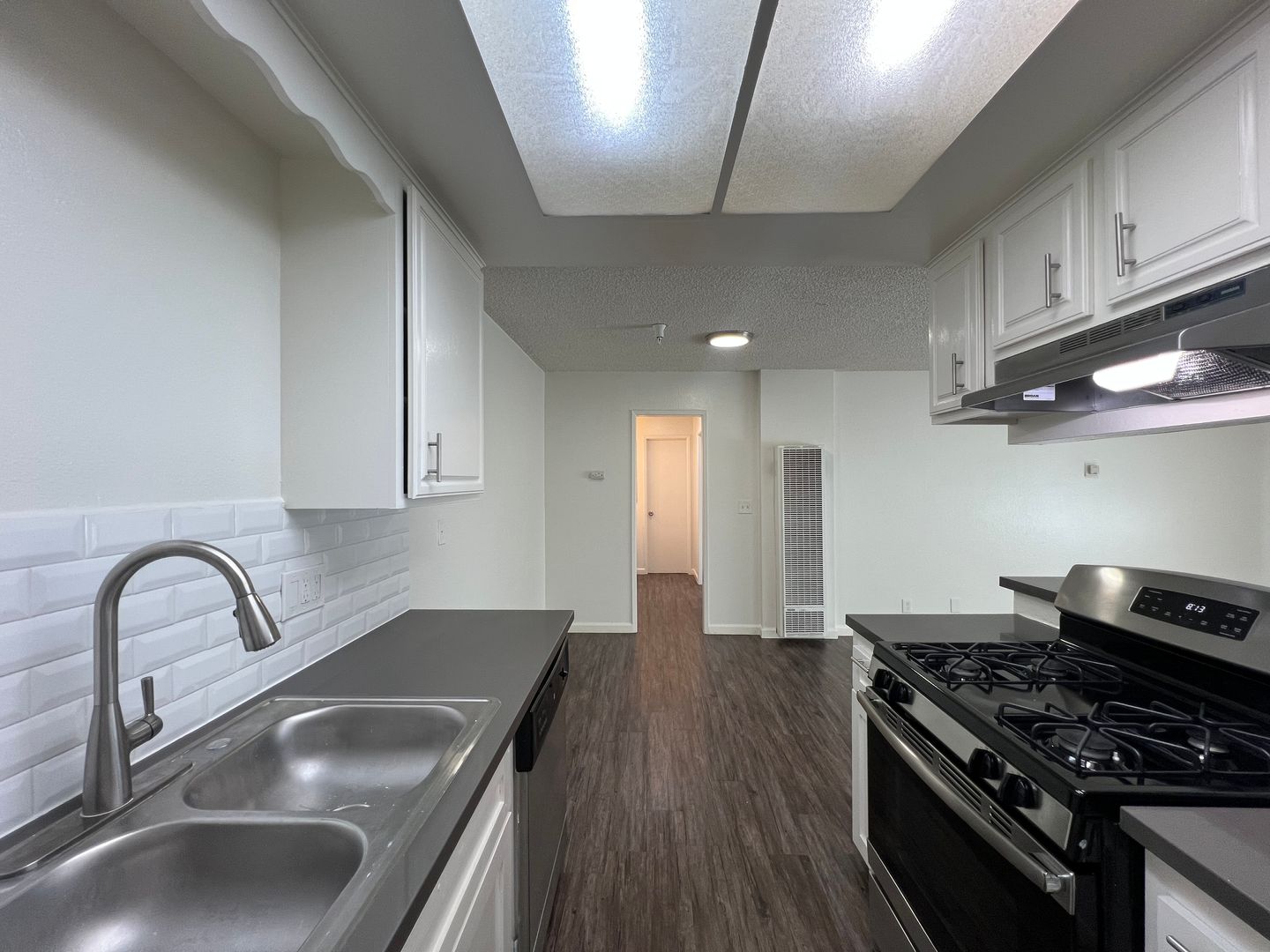 Hawthorne Apartment: 11702 Menlo Avenue