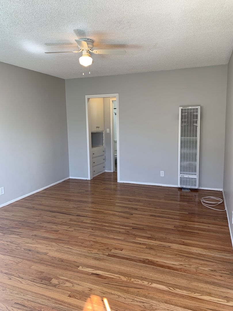 Long Beach Apartment: 1202 Myrtle Ave