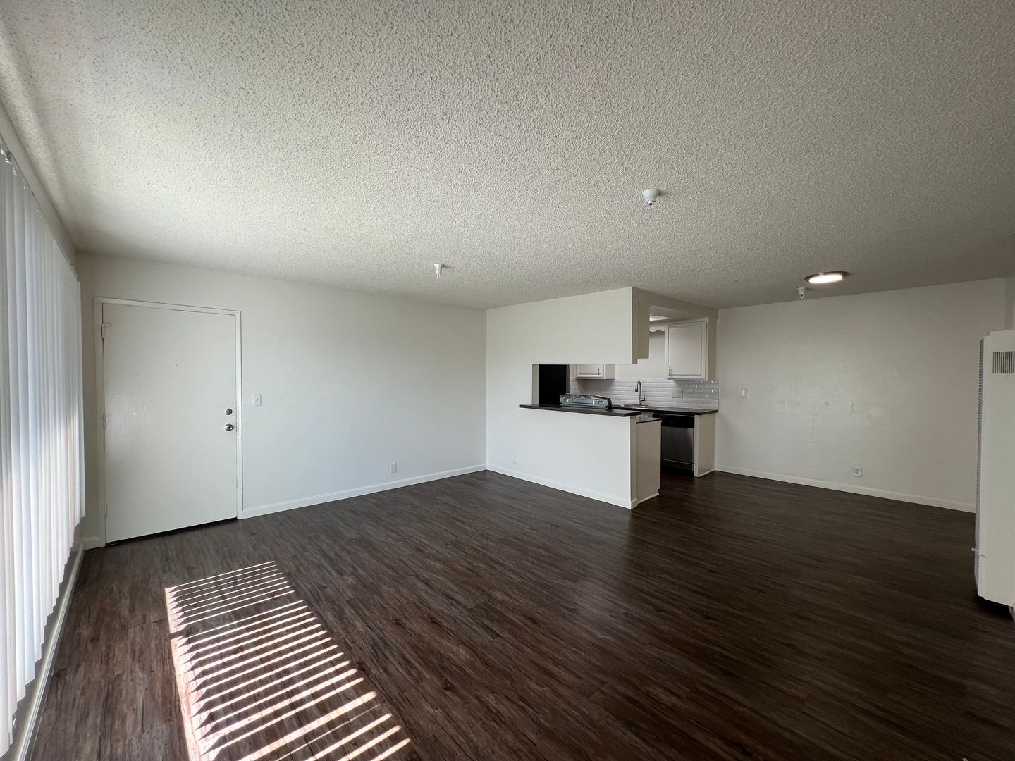 Hawthorne Apartment: 11702 Menlo Avenue