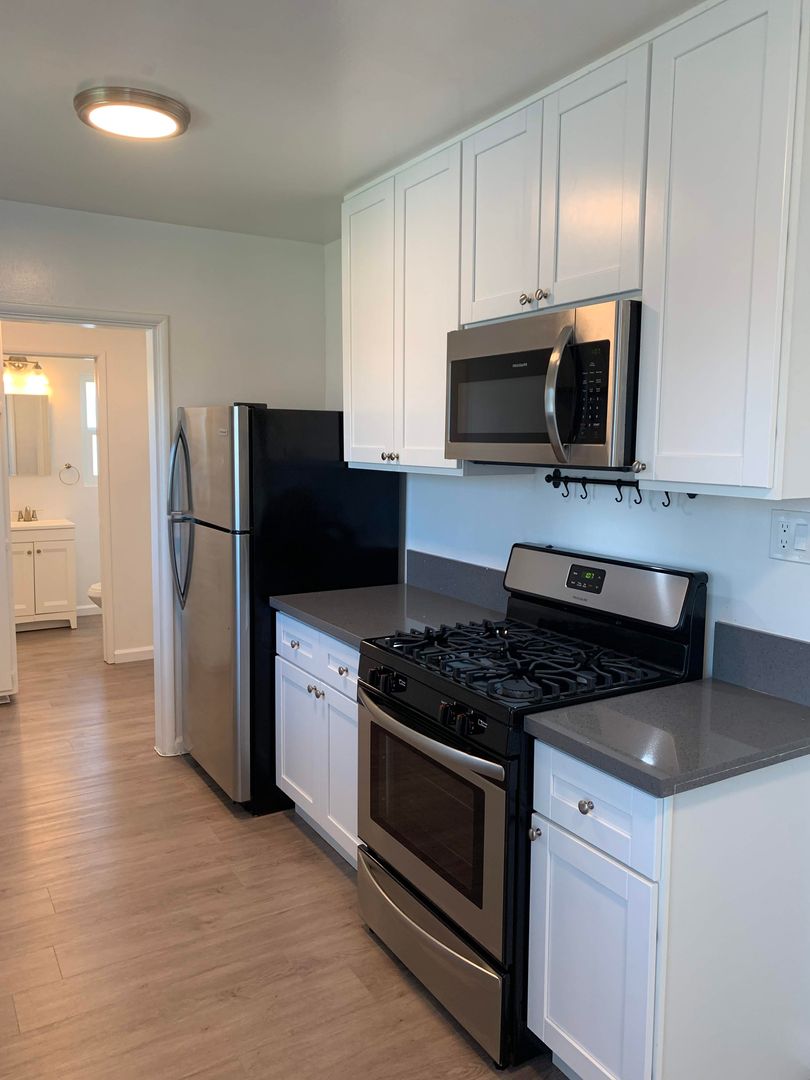Hawthorne Apartment: 11823 Truro Avenue