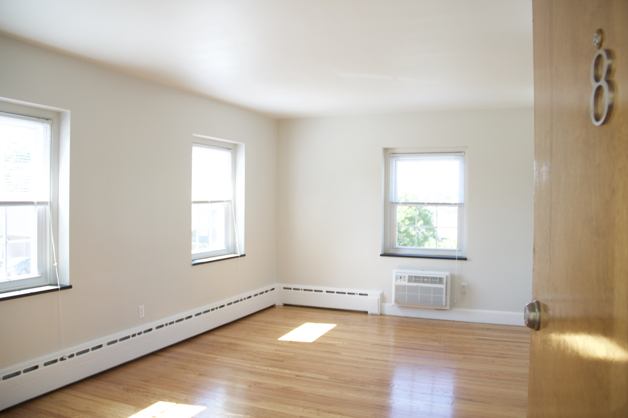 Warwick Apartment: 1015 Warwick Ave