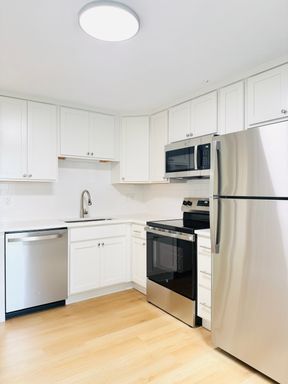 Beautifully Remodeled 1BR in Sought-After Western Cranston – photo 1