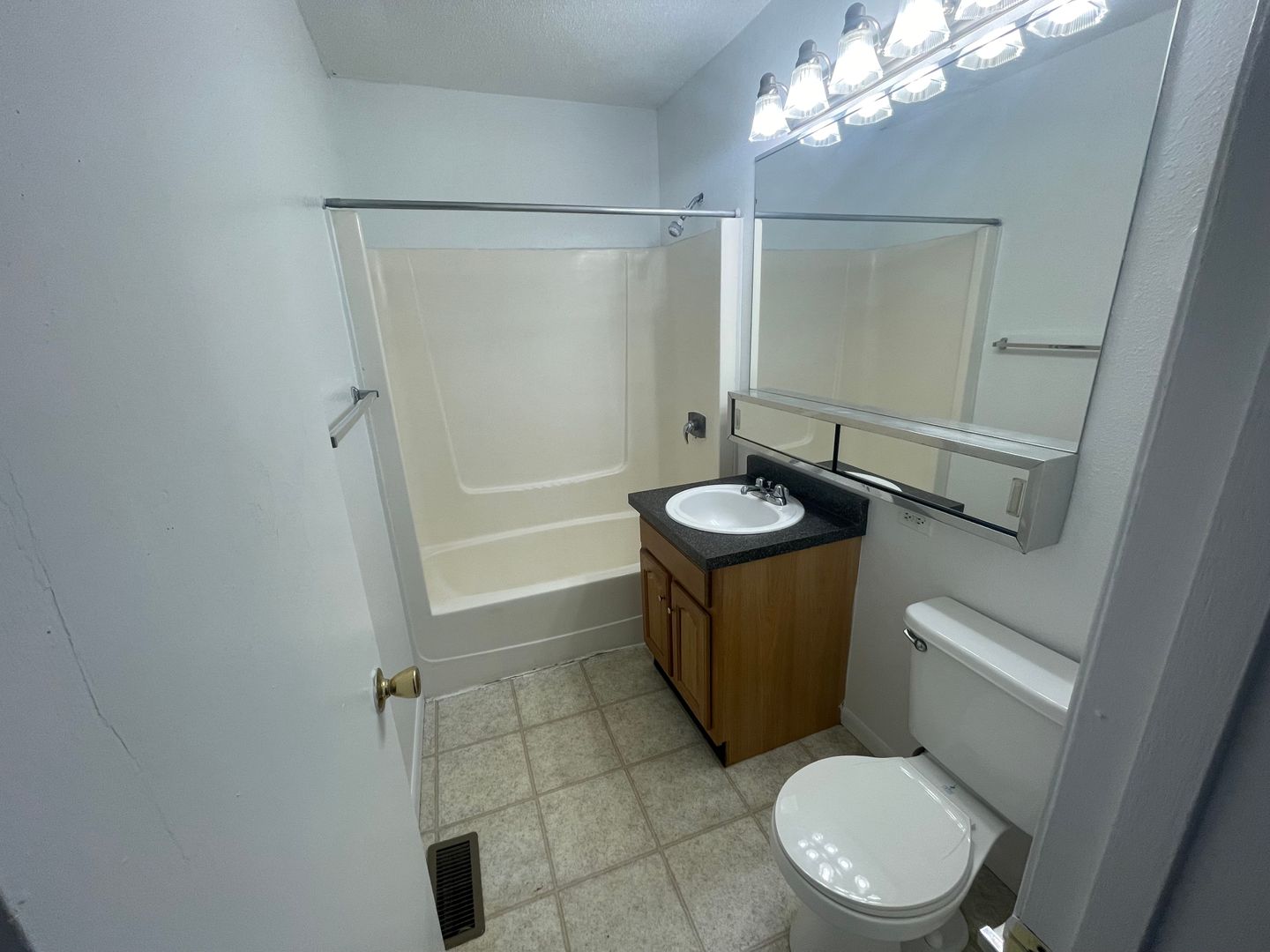 902 N Charles St, Office, IL 61455