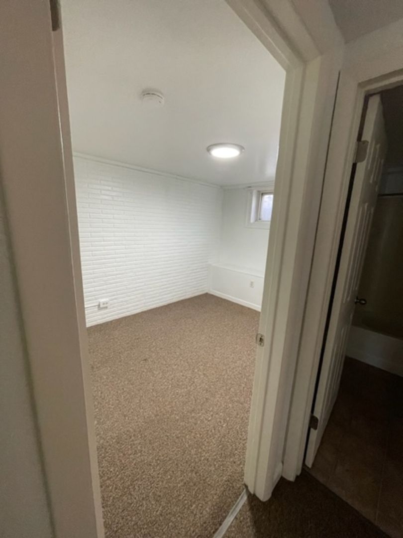 902 N Charles St, Office, IL 61455