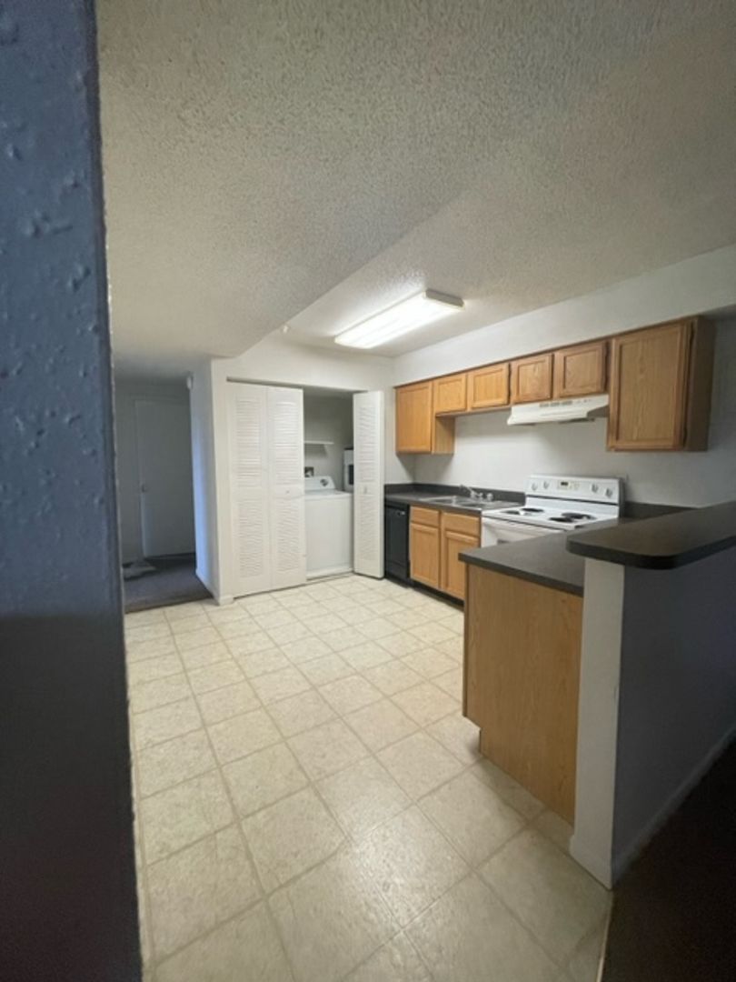 902 N Charles St, Office, IL 61455