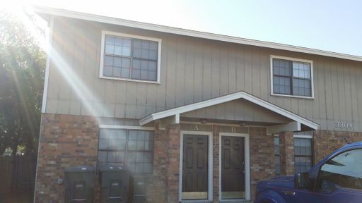 Town home style apt for rent – photo 1