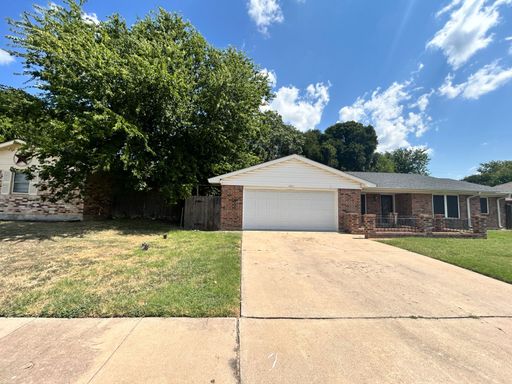 4 bedroom 2 bath – photo 1