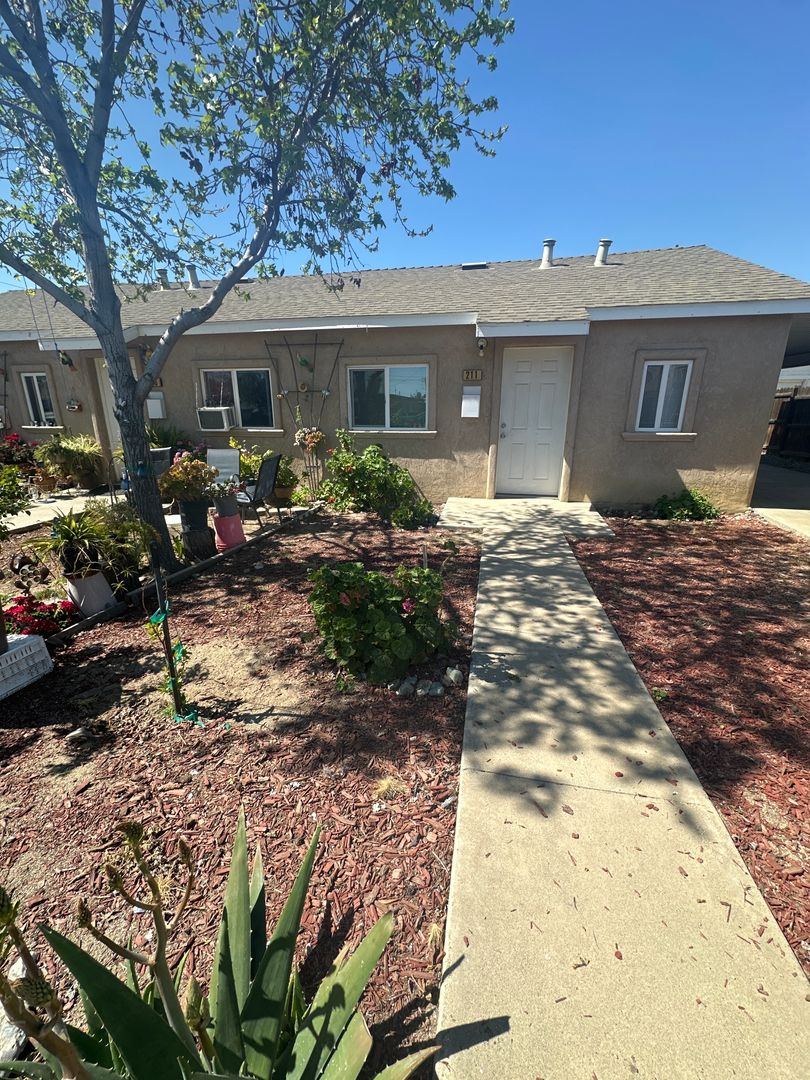 Coalinga Apartment: 406, 412, 424, 430 Baker ST.