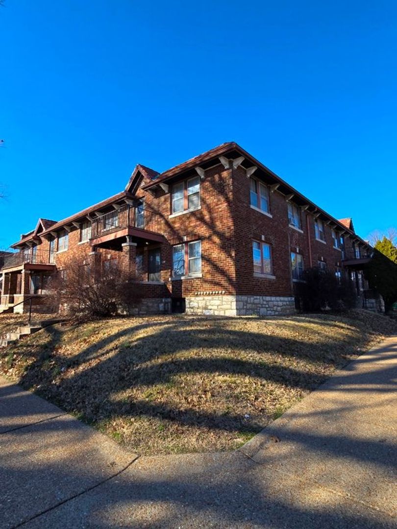 St. Louis Apartment: 3415-3417 Roger Pl.