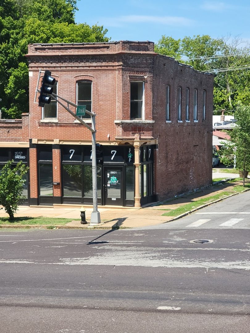 St. Louis Apartment: 5601 S. Broadway St.