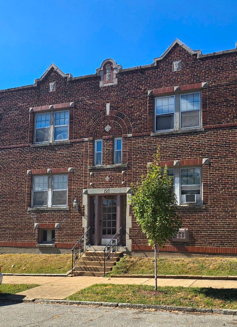 St. Louis Apartment: 5200 Oleatha Ave.