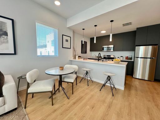 Brand-New Modern Apartment with city skyline views, rooftop lounge, & Fitness Center! – photo 1