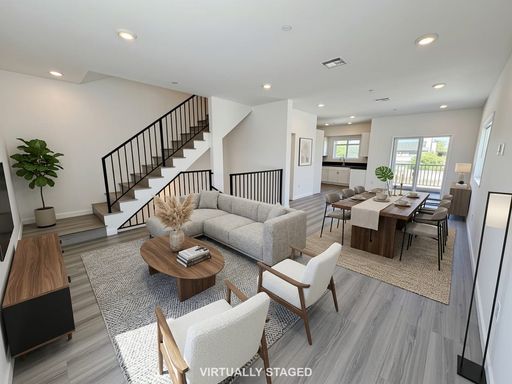 Inglewood. Upgraded and Stunning 4 Bedroom, 3.5 Bath Townhome. – photo 1