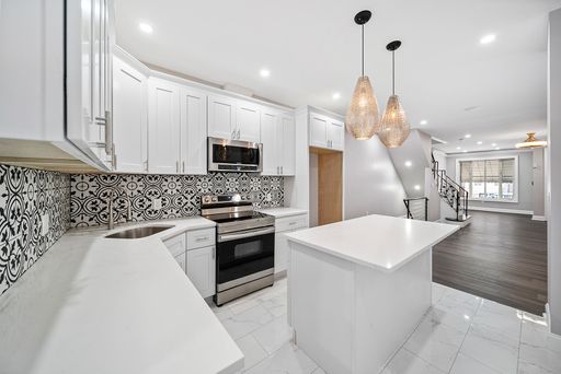 Newly Renovated Large 3br/2.5ba w/ Washer & dryer, Gourmet Kitchen, Front Porch – photo 1