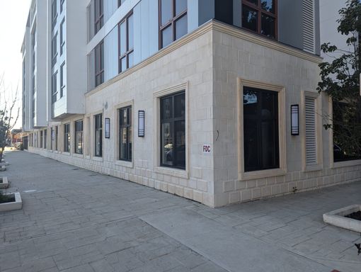 Amazing Corner Space in High Traffic Spruce St. 1500 Sq Ft and 6 Months Free – photo 1