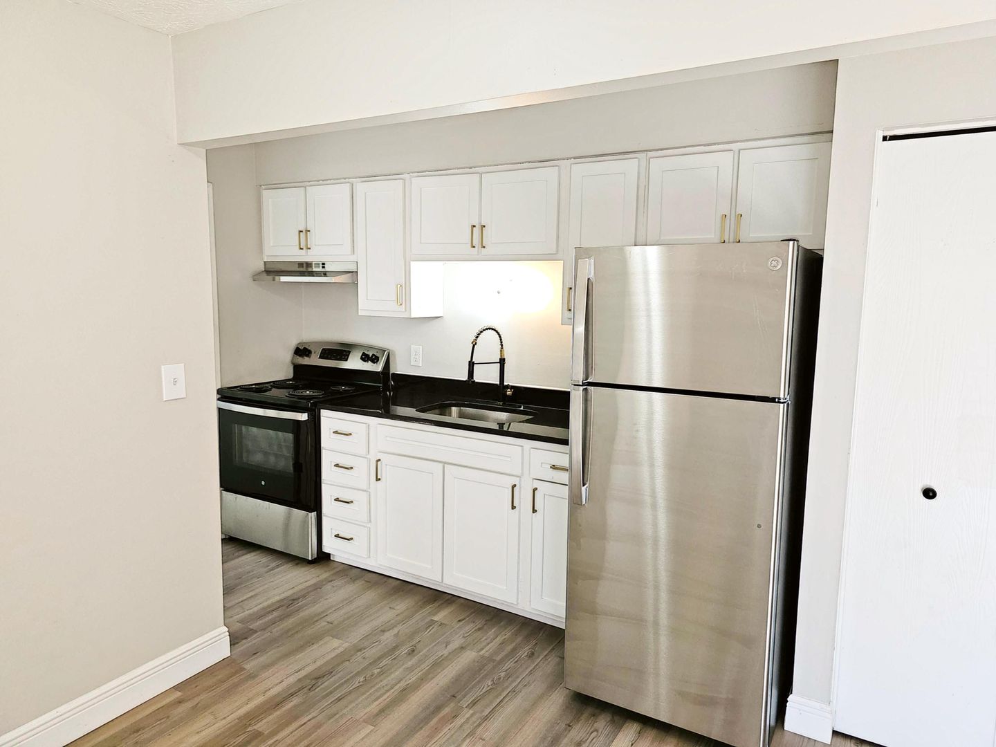 Alexandria Apartment: 2346 Willow St