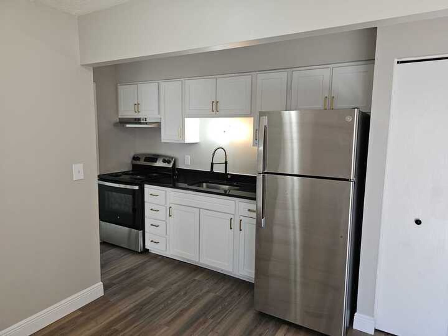 Alexandria Apartment: 2346 Willow St